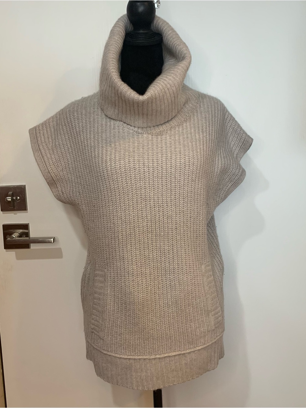 Club Monaco Italian 100% Cashmere XS Turtleneck Sleeveless Knit Beige Sweater -